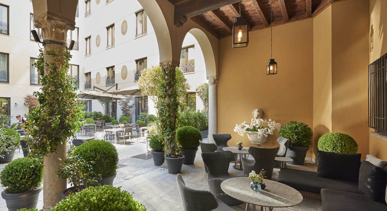 milan-mandarin-bar-courtyard