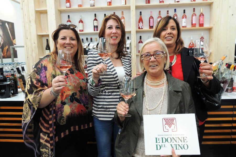 La presidente Cinelli Colombini con le donne del vino per Sorrento Rosé