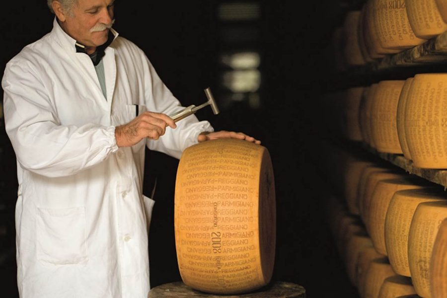 Parmigiano Reggiano, esperto battitore